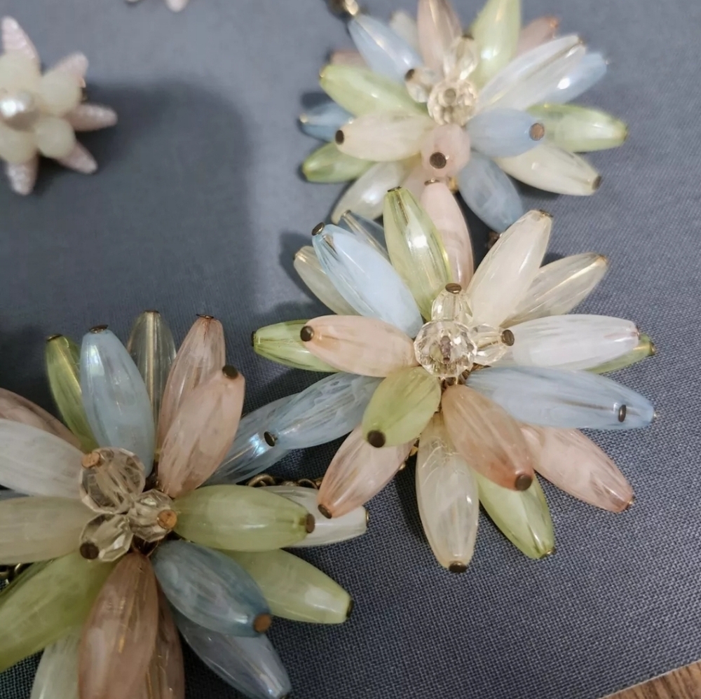 RARE Vintage Pastel Lucite Daisy Necklace - Picture 5 of 8